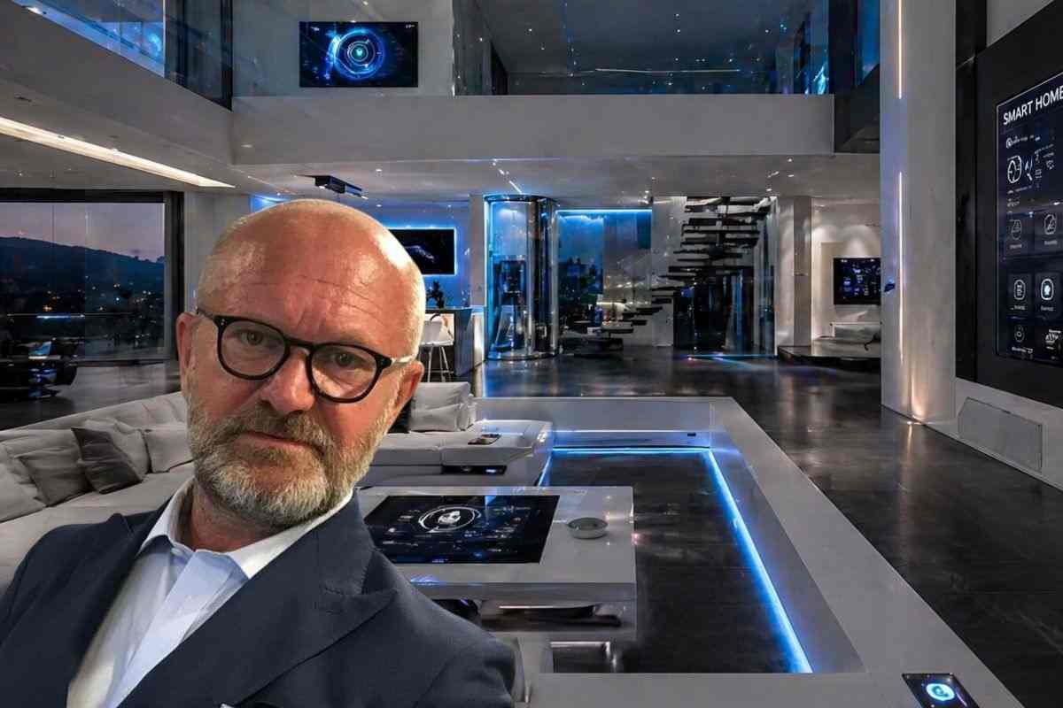 Soggiorno moderno di design con sistemi di domotica integrata e illuminazione smart, ispirato alla casa di Andrea Pucci.